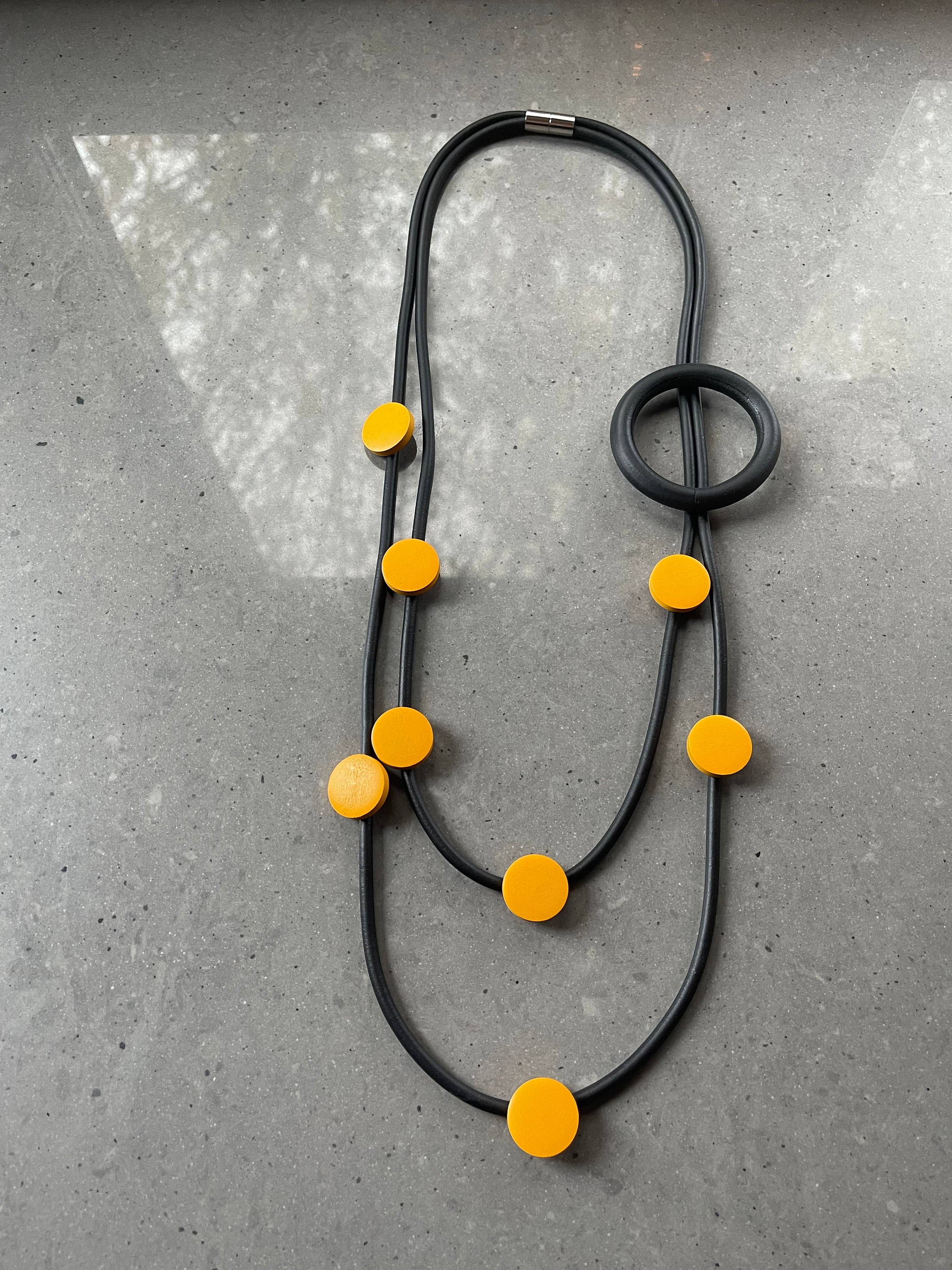 Collana in Caucciù con Croce in Vetro Colorata