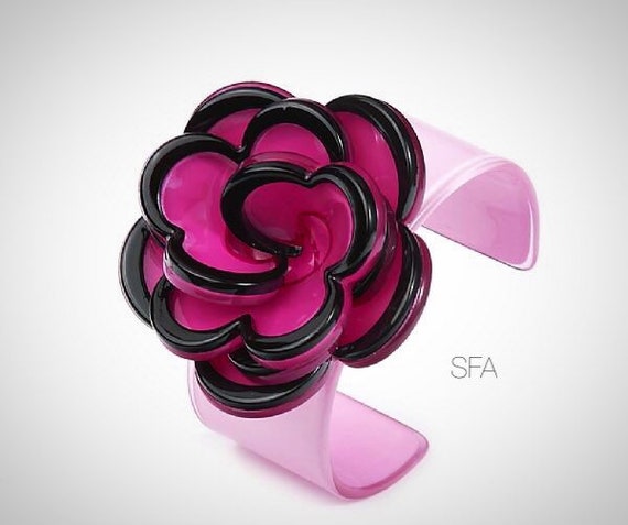 Stunning Joella acrylic flower bangle in pink and black, expandable.