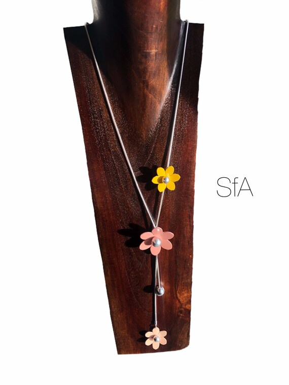 Long chain necklace, with pastel metal flowers, retro feel, long length. With snake chain.
