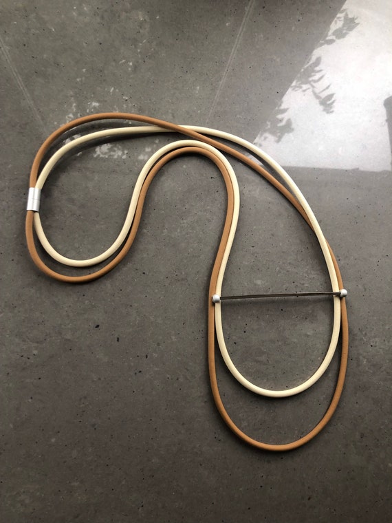 Lagenlook. Long rubber necklace, fabulous lagenlook, in caramel and cream, with long metal strip.