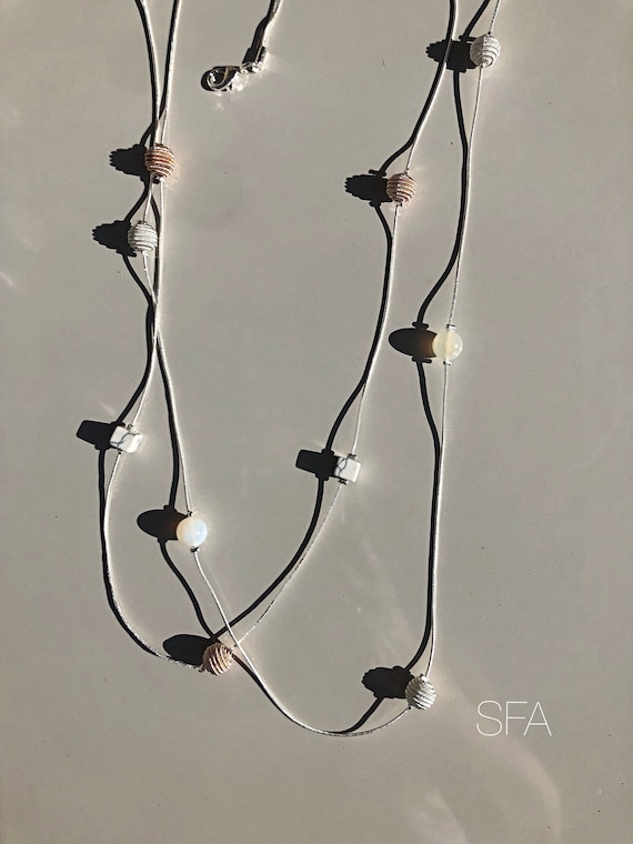 Double thread necklace with sphere and glass beads, in silver plated with frosted silver and frosted gold spheres.