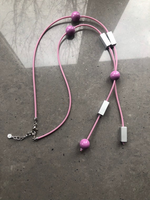 Lagenlook mauve pink rubber necklace, with frosted silver tubes and mauve beads.