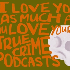 K&ouml;nnte beinhalten: Orangener Text auf gr&uuml;nem Hintergrund lautet "Ich liebe dich genauso sehr, wie du deine True-Crime-Podcasts liebst". Ein wei&szlig;er Sch&auml;del mit einem rosafarbenen Mund ist rechts im Bild teilweise sichtbar.