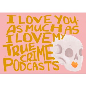 K&ouml;nnte beinhalten: Ein rosa Hintergrund mit dem Text "I love you as much as I love my true crime podcasts" in Gelb. Ein wei&szlig;er Sch&auml;del mit einem rosa und orangefarbenen Mund befindet sich auf der rechten Seite des Bildes.