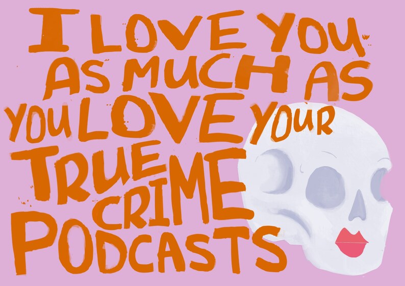 K&ouml;nnte beinhalten: Orangener Text auf rosa Hintergrund lautet "Ich liebe dich genauso sehr, wie du deine True-Crime-Podcasts liebst". Auf der rechten Seite des Bildes befindet sich ein wei&szlig;er Sch&auml;del mit einem rosafarbenen Mund.