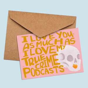 K&ouml;nnte beinhalten: Eine rosa Karte mit dem Text "I love you as much as I love my true crime podcasts" in gelber Schrift. Auf der rechten Seite der Karte befindet sich ein Comic-Sch&auml;del mit rosa Gesicht und orangefarbenen Lippen.