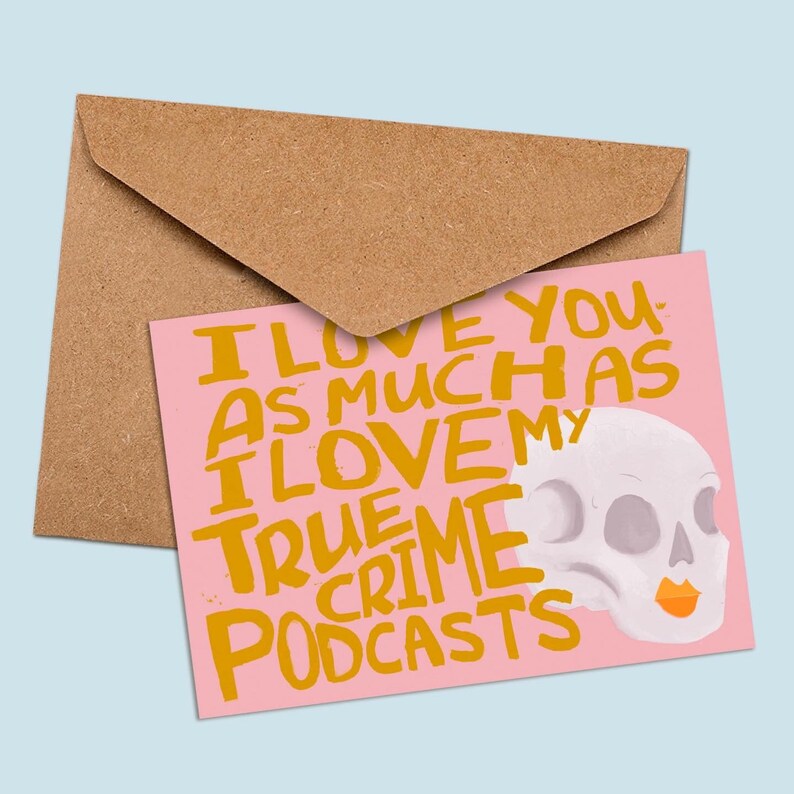 K&ouml;nnte beinhalten: Eine rosa Karte mit dem Text "I love you as much as I love my true crime podcasts" in gelber Schrift. Auf der rechten Seite der Karte befindet sich ein Comic-Sch&auml;del mit rosa Gesicht und orangefarbenen Lippen.