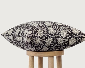 Zwarte kussensloop met bloemenblokprint