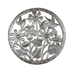flores con colibríes, arte en metal, arte en metal de Haití, arte de jardín, arte al aire libre, arte floral, arte de aves, arte de tambores de aceite, tambor de acero