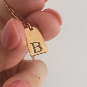 Delicado collar con barra con inicial • Joyas personalizadas • Collar con letras personalizado • Regalos para esposas • Regalos para mamás • Regalos para mamás • Regalos de cumpleaños