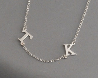 Initiale - Collier argenté avec lettres latérales - Pendentif alphabet délicat - Bijoux personnalisés en or - Cadeau pour elle - Bijoux délicats