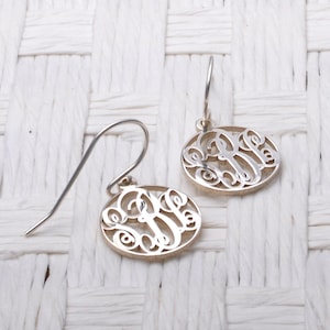 Pendientes con monograma personalizado: aros colgantes con inicial bañados en oro, un regalo elegante para ella, joyería personalizable.