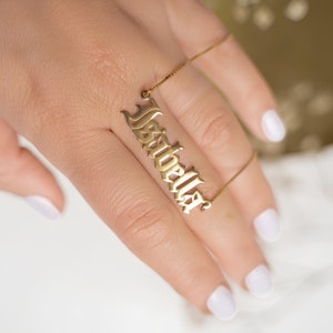 Collar con nombre en inglés antiguo personalizado: colgante con placa de identificación con fuente gótica personalizada en oro y plata de ley: regalo para ella, esposa o novia