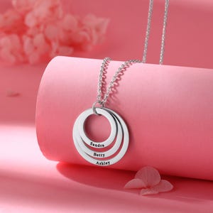 Interlocking Rings Necklace with 2 to 6 Names – Custom Family Name Necklace, Personalized for Mom or Grandma, Engraved Circle Pendant