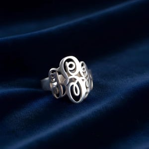 Personalisierter Monogrammring - Gold oder Sterlingsilber Anfangssiegelband Band - ein individuelles Geschenk für Frauen
