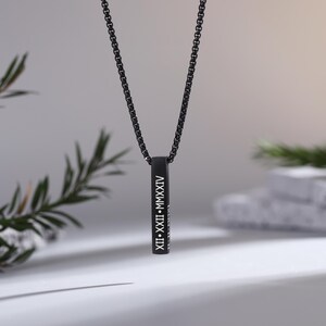 Colar de barra para homens, pingente preto, gravação em 4 lados, colar de data personalizado para ele, colar com nome vertical personalizado, colar com iniciais