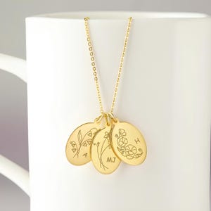 Birth Flower Necklace with Kids’ Names – Custom Mom Necklace with 2 to 6 Discs – Engraved Name Pendant, Personalized Family Name Jewelry