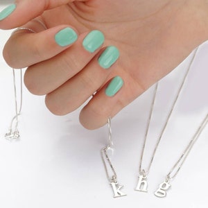 Collar con inicial personalizado: colgante con letra chapada en oro y plata de ley, elegante dije con monograma pequeño, regalo de joyería personalizado para mujeres