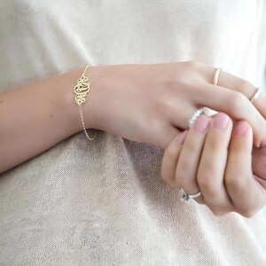 Gouden monogram armband - sterlingzilver, gepersonaliseerde initiële sieraden, elegant cadeau voor vrouw, vriendin - aanpasbaar, delicaat ontwerp