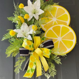 Corona de limón de verano: decoración rústica para puerta con cítricos y lazo floral