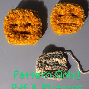 Può includere: Tre quadrati all'uncinetto, uno in una combinazione di colori grigio chiaro e beige, e due in giallo brillante. Il testo "Pattern Only! Pdf & Pictures" è visibile nell'immagine.