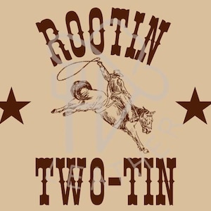 Puede incluir: Un diseño gráfico marrón con el texto "ROOTIN' TWO-TIN" y un vaquero montando un bronco salvaje. Dos estrellas marrones están a cada lado del diseño.
