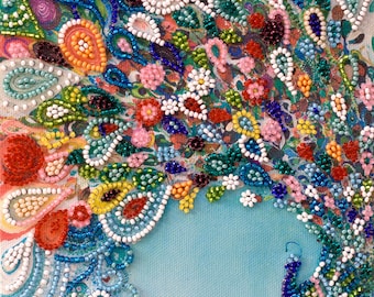 Könnte beinhalten: Ein farbenfrohes Perlenbild, das einen Pfau mit ausgebreiteten Schwanzfedern darstellt. Das Kunstwerk ist mit verschiedenen Perlenfarben gefertigt, darunter Blau, Grün, Rot, Gelb und Weiß. Der Hintergrund ist eine hellblaue Leinwand.