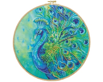 Könnte beinhalten: Ein runder Stickrahmen mit einem Perlen-Pfauen-Design. Der Pfau ist blau, grün und gold auf einem türkisfarbenen Hintergrund.