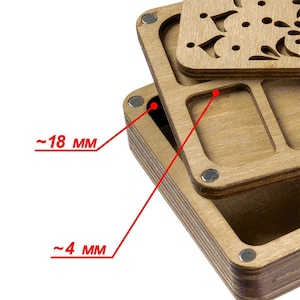 Puede incluir: Una caja de madera con una tapa decorativa y varios compartimentos. La caja mide aproximadamente 18 mm de alto y 4 mm de profundidad. La caja est&aacute; hecha de madera contrachapada y tiene un acabado de madera natural.