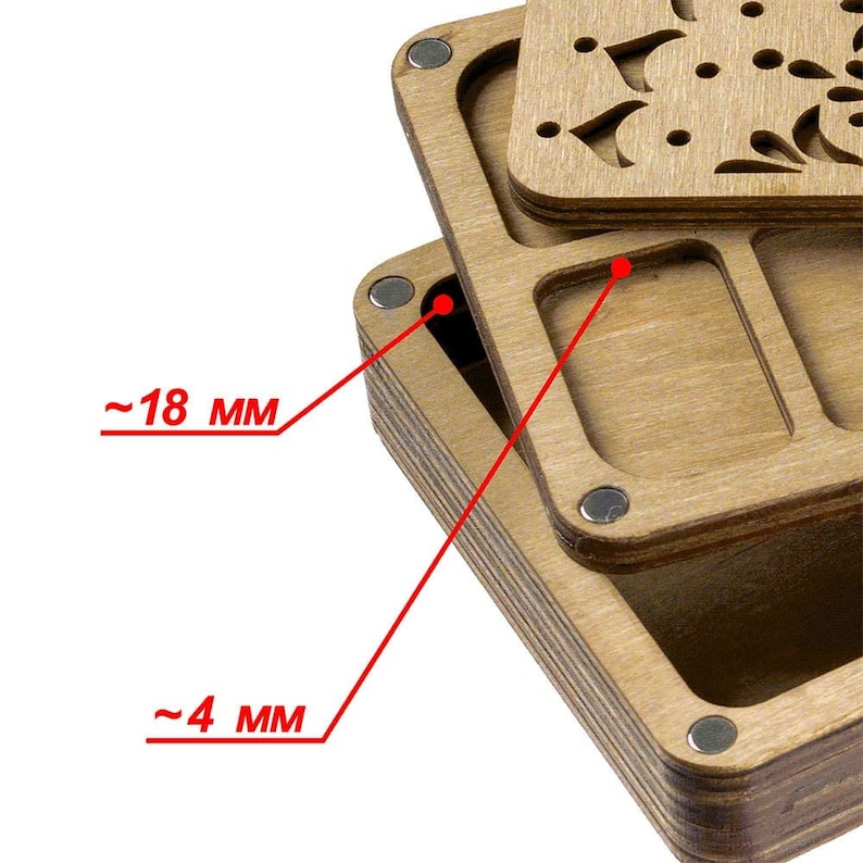 Puede incluir: Una caja de madera con una tapa decorativa y varios compartimentos. La caja mide aproximadamente 18 mm de alto y 4 mm de profundidad. La caja est&aacute; hecha de madera contrachapada y tiene un acabado de madera natural.