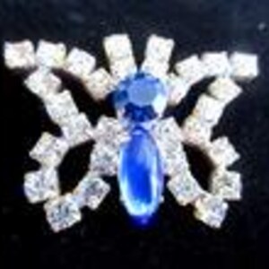 Strass in vetro stile vintage fatti a mano in Repubblica Ceca, splendidi Aurora e Blu Reale. Crea cose meravigliose con questo bottone, un must have collettivo.