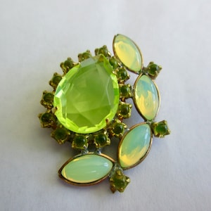 Magnifique bouton en verre de style vintage tchèque avec strass et vaseline à l'uranium qui brille dans le noir