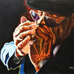 Puede incluir: Una pintura de primer plano de un hombre con un sombrero negro y gafas de sol, con las manos cubriéndole la boca. El rostro del hombre está iluminado por una luz cálida, que resalta las arrugas y líneas de su piel. La pintura está realizada en un estilo realista, con un enfoque en el detalle y la textura.