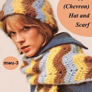 Puede incluir: Una mujer lleva un gorro y una bufanda de ganchillo a rayas marrones, amarillas y azules. El gorro y la bufanda están hechos con un patrón de punto de onda. El texto "Ripple (Chevron) Hat and Scarf" es visible en la imagen.