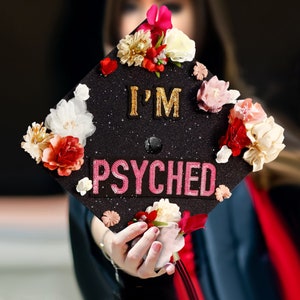 I&#39;m Psyched｜Designer Graduation Caps Topper-Graduation Cap Decoration-Grad Cap with Flowers-Class of 2024-College Graduation Gifts-Black
