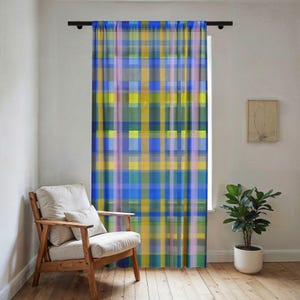 Cortina transparente a cuadros en tonos pastel / Estampado geométrico azul, verde y amarillo