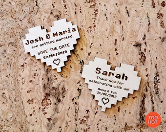 Save The Date Houten Pixel Heart Magneten - Wedding Magnet- Wedding Name Card - Wedding Invite-Cutomised - Gepersonaliseerde magneten door tooHOT