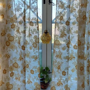 2 Vintage durchsichtige gelbe Blumenvorhänge - 144 x 170 cm Retro 70er Jahre Spitzenvorhänge Boho Chic