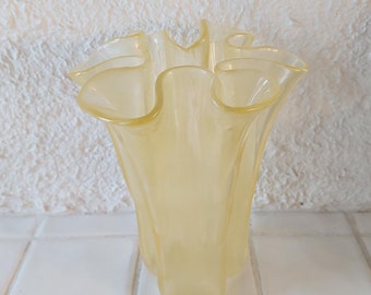 MUURLA FINLAND rare colour yellow vintage finnish design handblown clear glass tulip vase. Scandinavian finnish design, glass art.