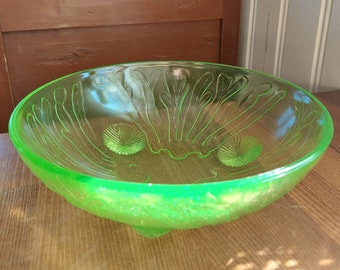 BIG URANIUM VINTAGE green glass bowl uranium seashell glass art, England.