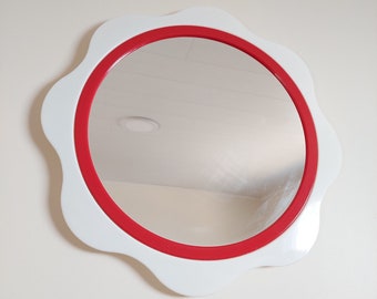 Miroir FINNMIRROR VINTAGE en forme de fleur blanc rouge par le finlandais Mäkisen Kuvastin des années 1970. Style pop art de l'ère spatiale. finnois scandinave