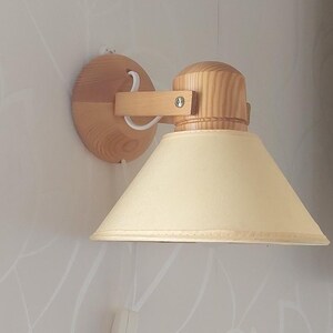 Può includere: Un cartello in legno rustico con la scritta "Welcome to our home" in lettere bianche. Il cartello presenta una finitura invecchiata e un design semplice e invitante, ideale per l'arredamento della porta d'ingresso.