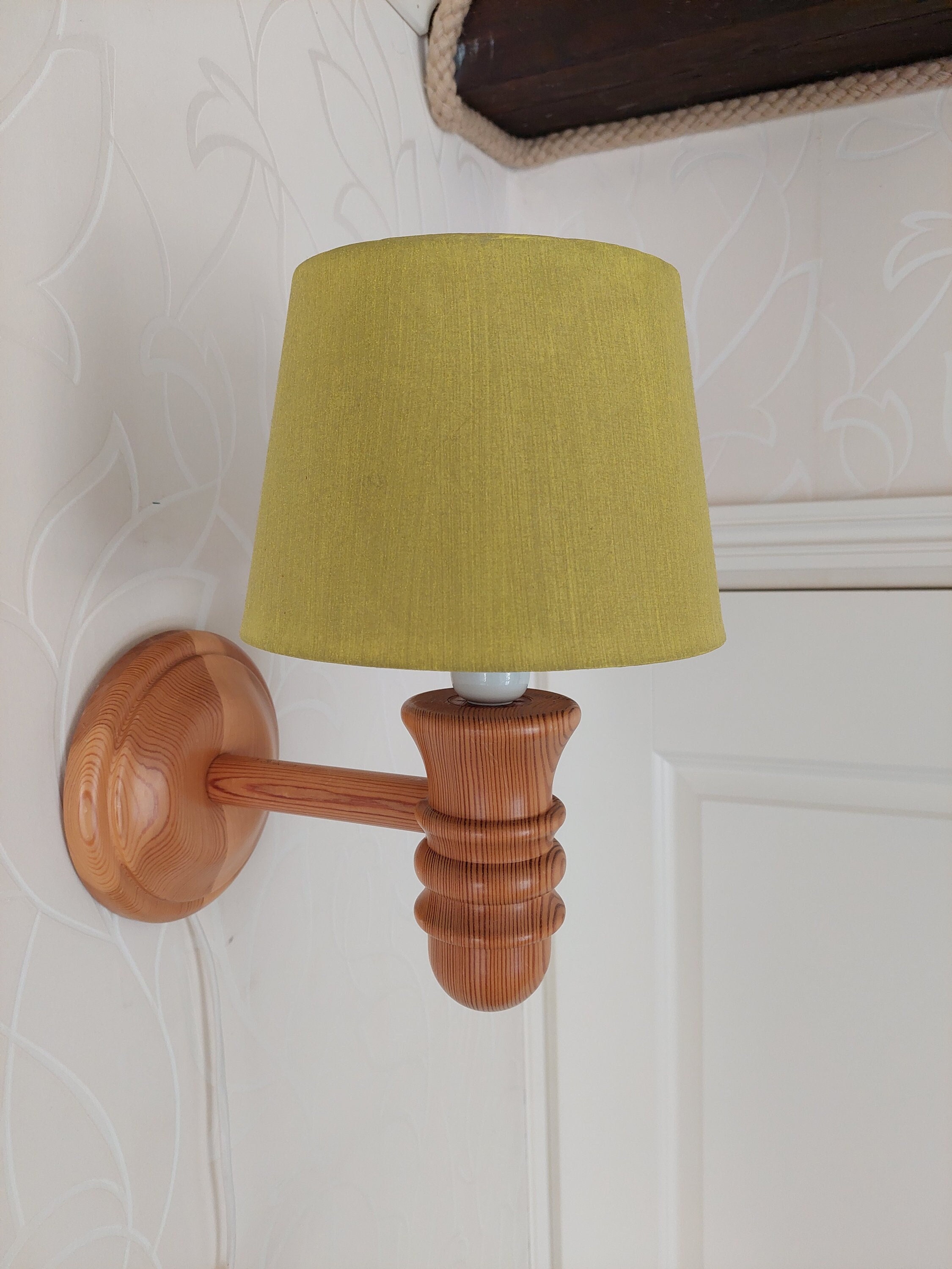 1 VINTAGE VIGAN Holzwandlampe, Holz gedrechselt, skandinavische Wandlampen, Vintage Wandleuchte aus gedrechseltem Holz von 1970er Jahre.