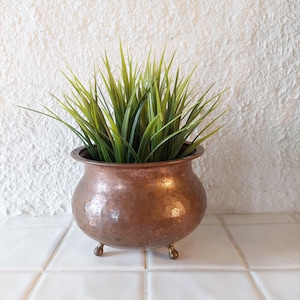 Rustic Vintage Copper Cauldron Planter – Hammered Patina, Footed Pot, Antique Boho Home Decor, Farmhouse Kitchen, Unique Gift Idea