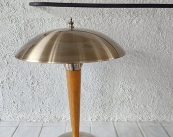 Lampada da tavolo ATELJE LYKTAN in legno e lampada art deco vintage retrò in metallo spazzolato. Design scandinavo svedese