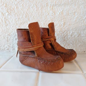 Zeldzame vintage handgemaakte Scandinavische leren babylaarsjes – rustiek Fins design, echt oud patina, traditioneel vakmanschap en tijdloos ook