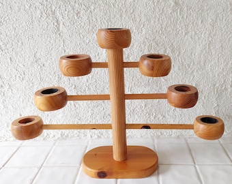 Gran candelabro vintage escandinavo de madera hecho a mano, estilo moderno de mediados de siglo con forma de árbol, decoración de arte popular nórdico, estilo granja nórdico.
