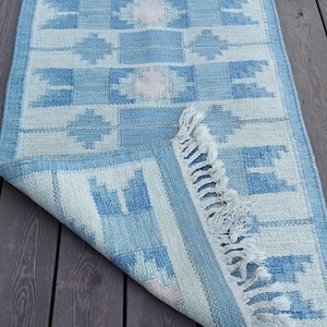 Vintage skandinavisk Rölakanmatta – Svensk Rölakantextil – Blå nordisk vintage plattvävd matta – Skandinavisk ullkonst (65*126 cm)