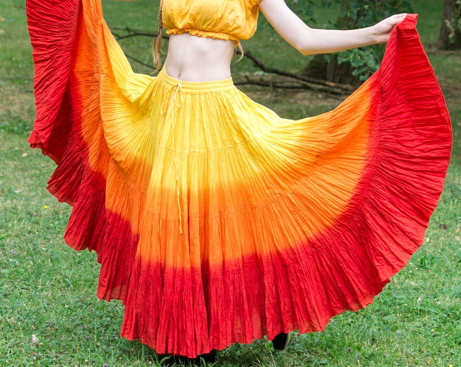 Somptueux costume de danse orientale de type tribal pour les amoureuses de  la danse du ventre. Ce costume de scène est élégant et d'une finesse  incomparable. La jupe moulante et ouverte sur