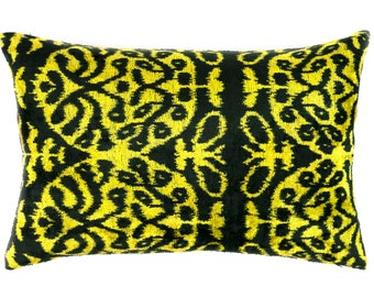 coussin ikat en velours de soie - oreiller lombaire de velours ikat - couverture jaune noir d’oreiller de velours - oreillers de concepteur